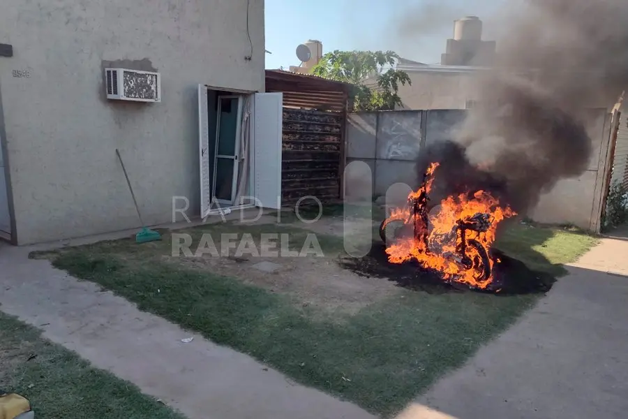 Pérdida total: luego de una pelea, su novio le prendió fuego la motocicleta