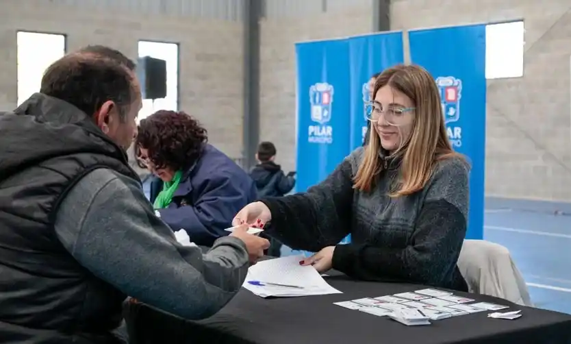 Más de 600 pilarenses recibieron Pases Libres para el transporte público
