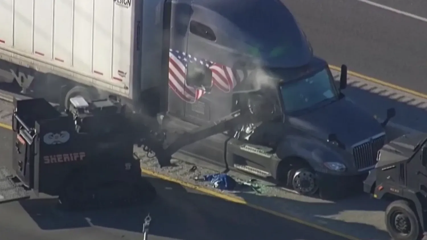 Tráiler detenido en la autopista de Houston, en Texas