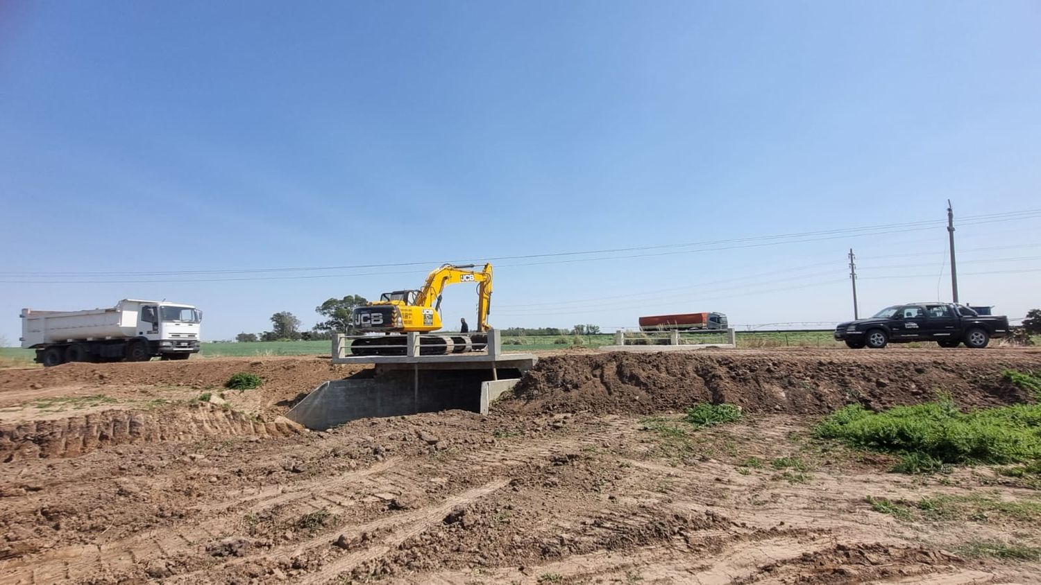 Las máquinas trabajan a pleno en los caminos rurales.