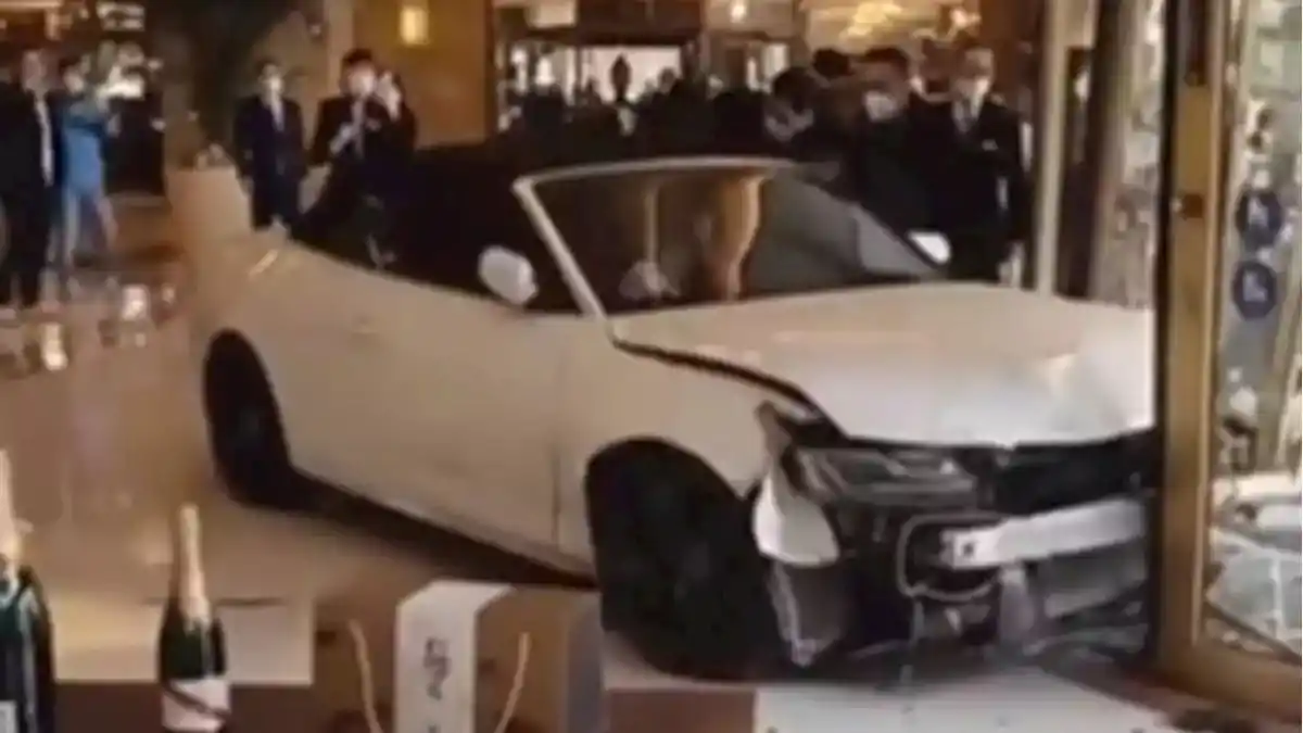 ¡ENLOQUECIÓ! Se molestó y estrelló su auto contra un hotel en China (+ Video)
