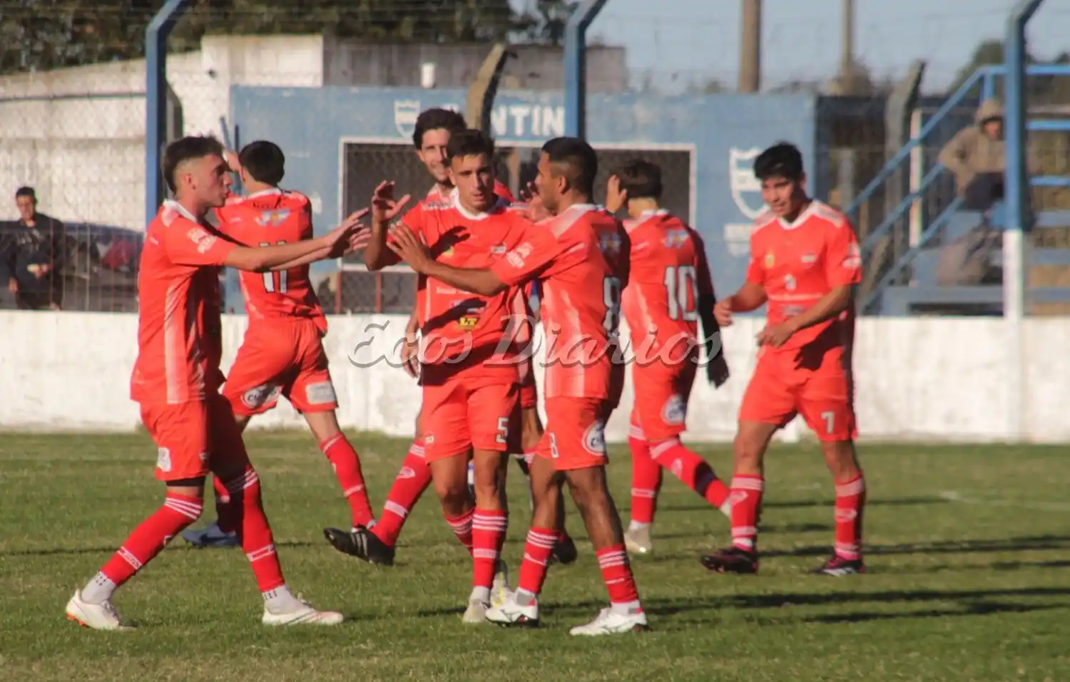 Festejo del gol de Mataderos. El "Rojo" y el abrazo en el tanto convertido por "Toty" Fernández
