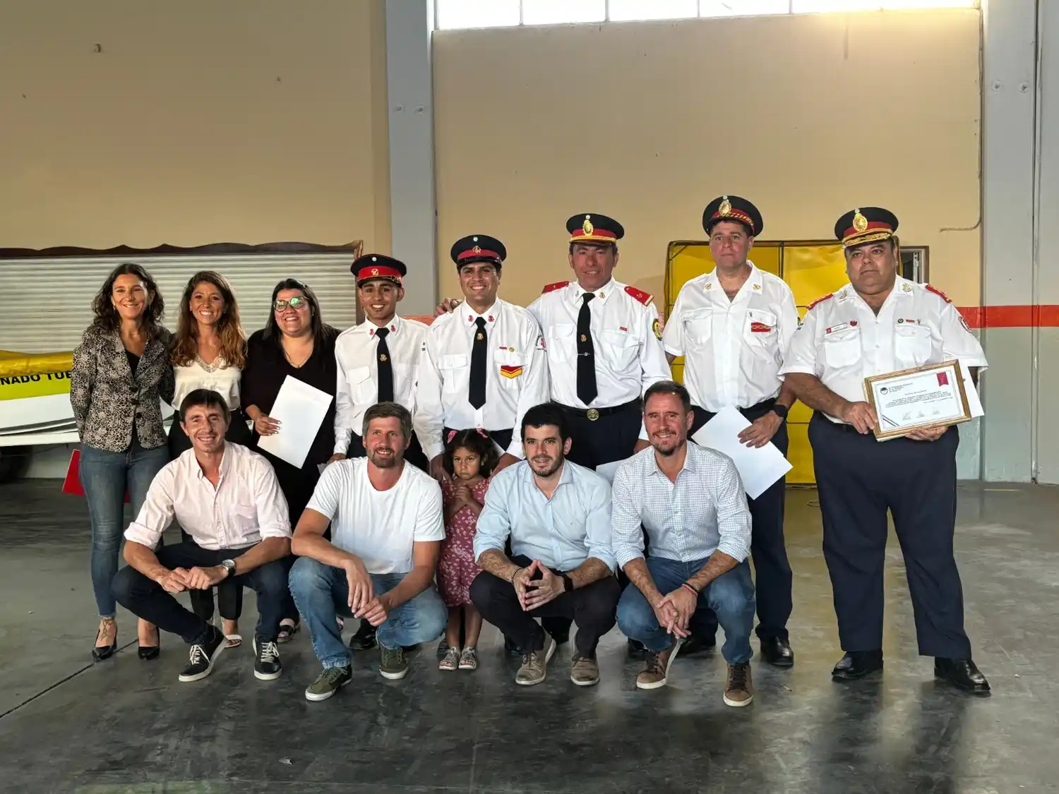 Los bomberos distinguidos por las autoridades locales.