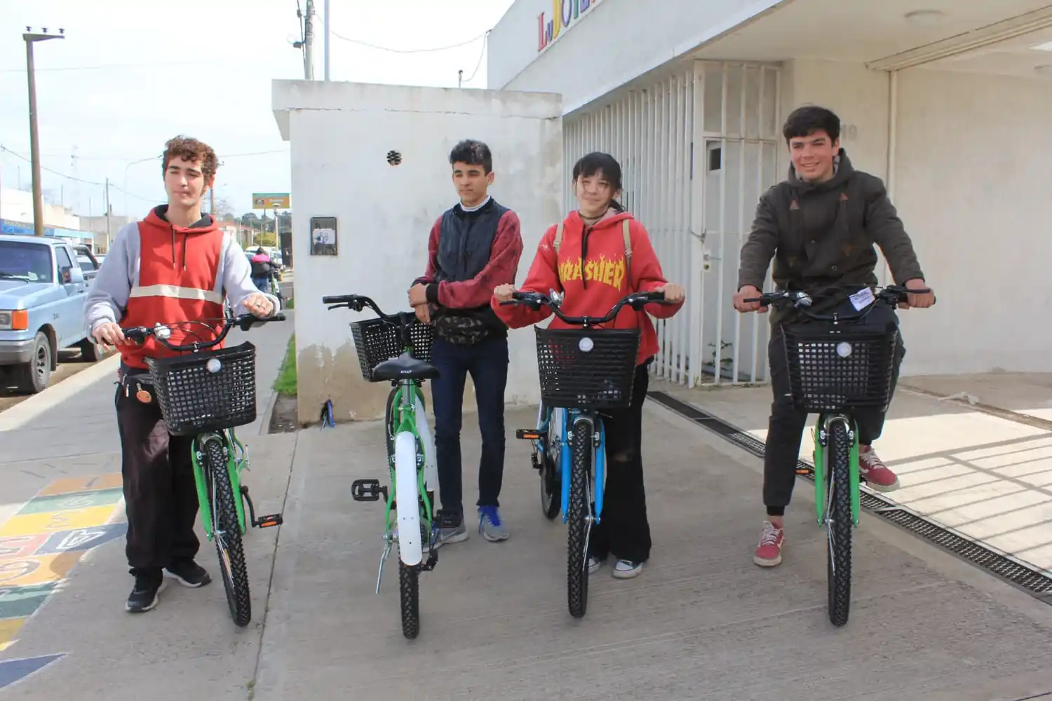 Provincia entregó más de un centenar de bicicletas a estudiantes secundarios de Tandil