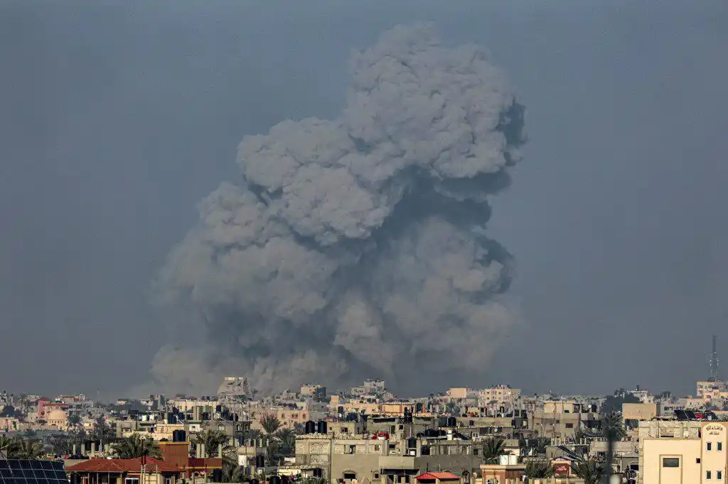 ¡UE LO CONSIDERA «INACEPTABLE»! Israel no cesa en bombardeos sobre Rafah y pide una nueva evacuación