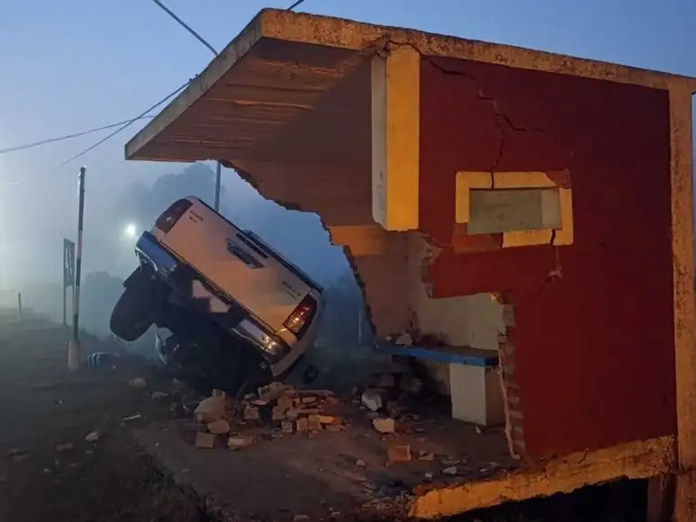 Se durmió al volante y destruyó por completo una garita de material al costado de la ruta
