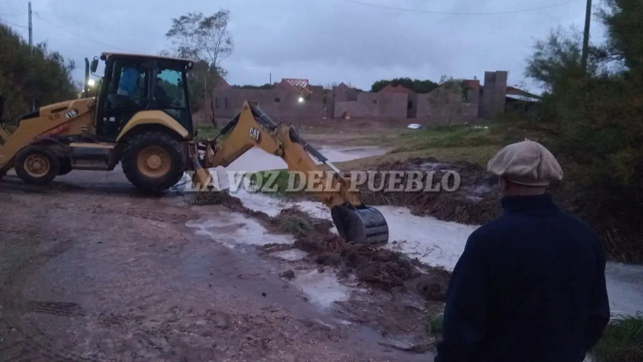 Reta: anegamientos y trabajos con maquinaria para drenar el agua