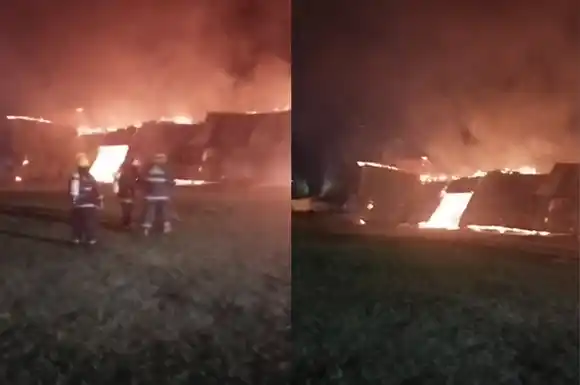 Un feroz incendio destruyó un galpón del ferrocarril y generó un intenso despliegue de Bomberos