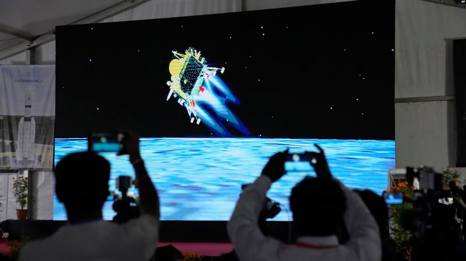 Nave espacial de la India desciende con éxito en la Luna