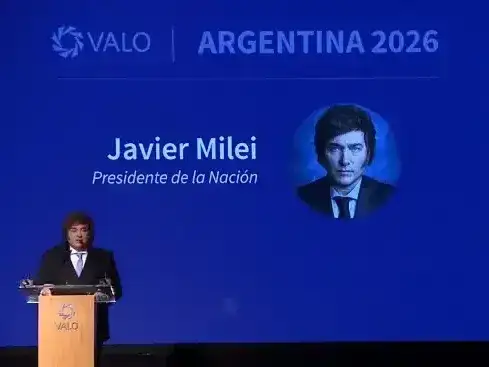 "El dólar está muy lejos de las bandas y, además, estamos acumulando una gran cantidad de dólares. Para que eso básicamente no se vaya a precios, los esterilizamos", explicó Milei en su alocución.