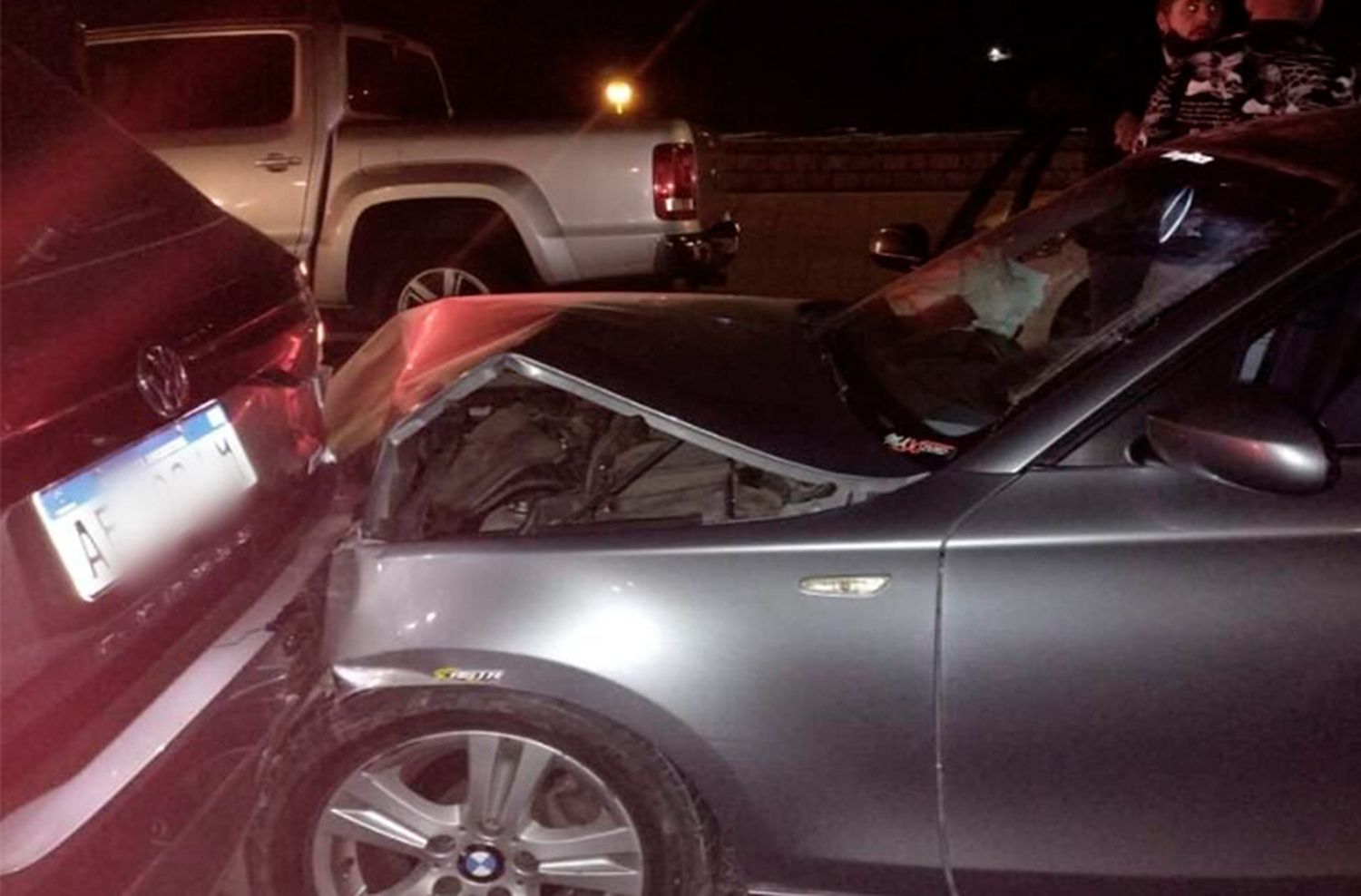 Borracho por la costa, embistió a una camioneta y provocó un choque en cadena