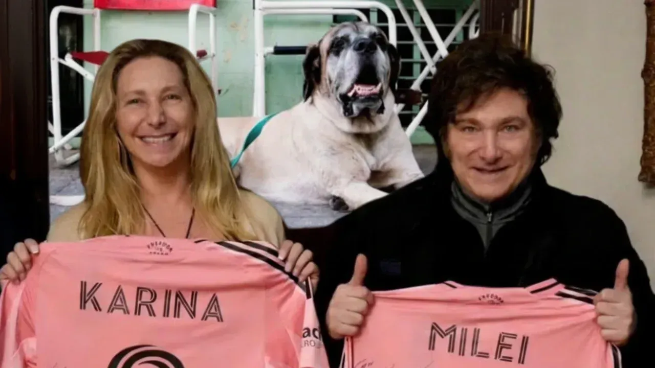 Los hermanos Milei posando con la remera del Inter Miami