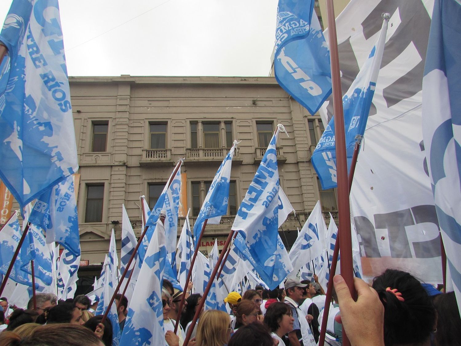 El miércoles los docentes realizarán asambleas de dos horas por turno en todas las escuelas