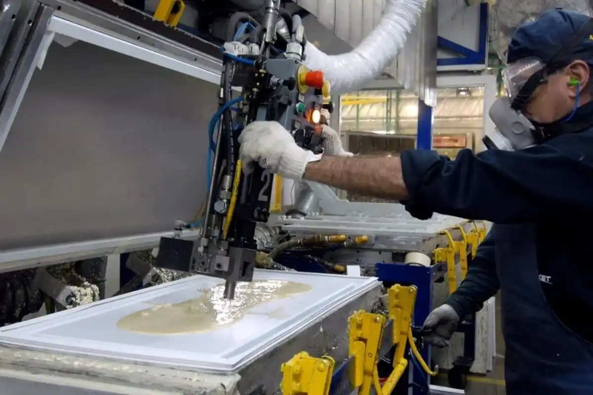 En cuanto al indicador relativo a la producción industrial, "experimentó, nuevamente en julio, un leve incremento mensual del 0,1%. Sin embargo, en términos interanuales acumula una caída del 8,7%".