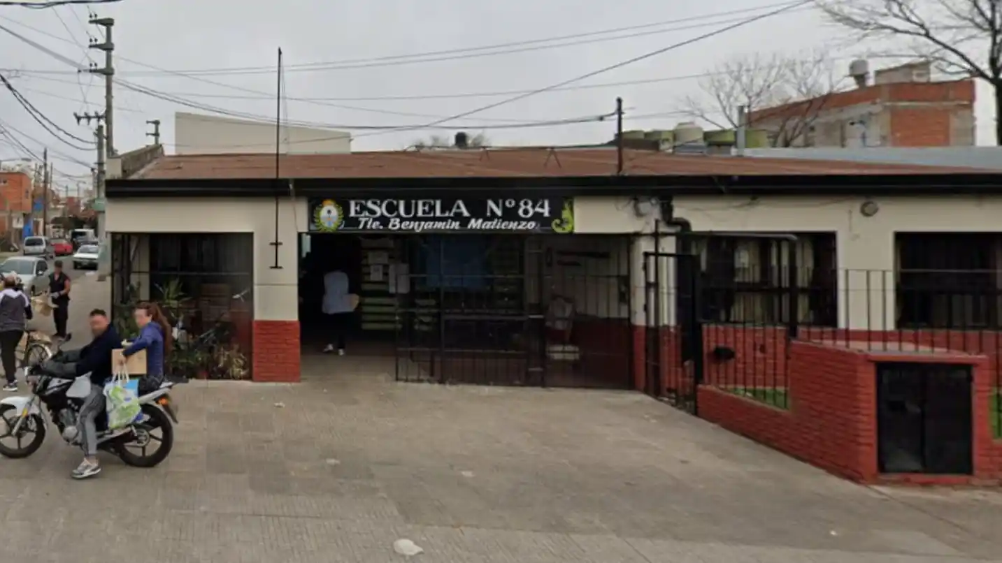 La maestra fue golpeada por la madre de un alumno. (Foto: Google Maps).