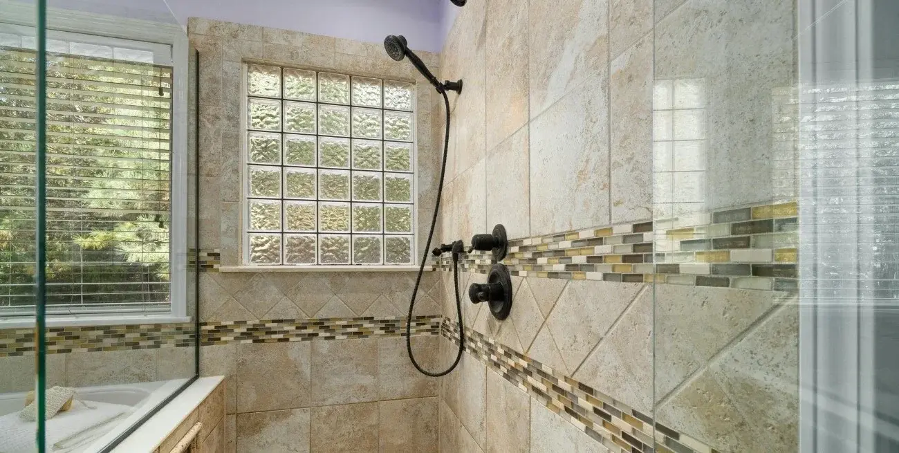 Walk-in shower: la tendencia que redefinió el diseño de los baños modernos