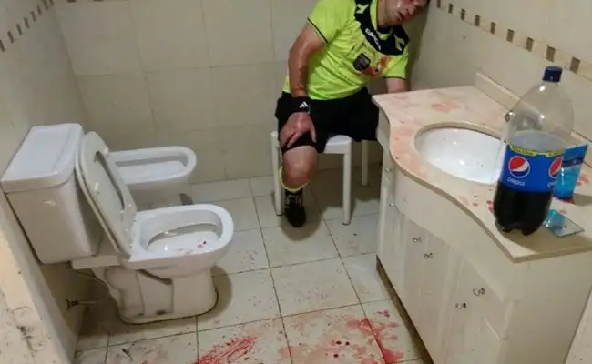 Video: Brutal agresión a un árbitro del Federal B en Pergamino