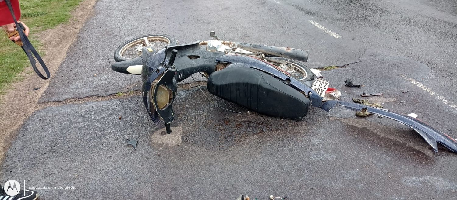 Debieron trasladar al Hospital de Villa Ocampo a una motociclista que fue embestido por una camioneta