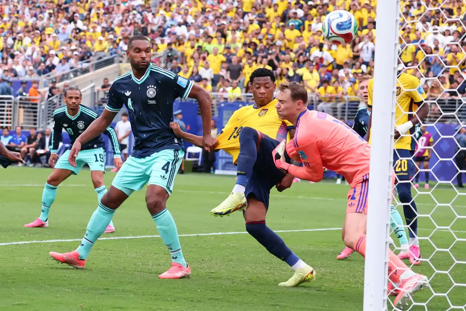 Plata durmió a Neuer a la salida de un corner y le dio el gol del triunfo a Ecuador.