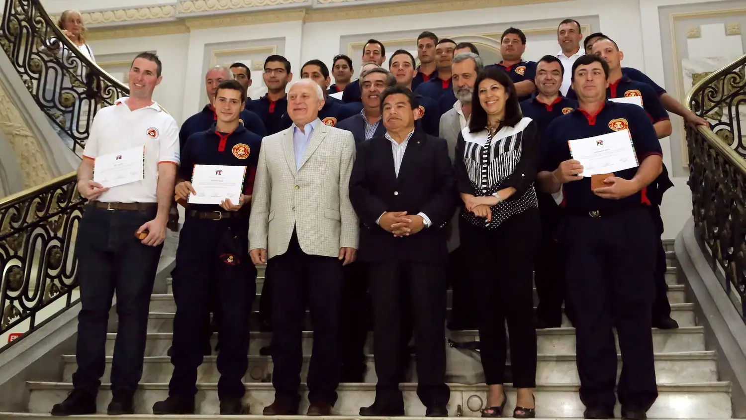 Lifschitz reconoció a los 20 bomberos que colaboraron en Chile