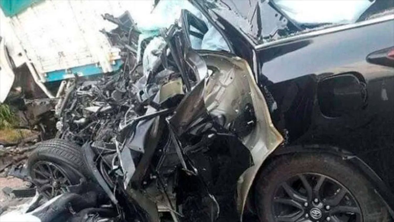 Un camión se cruzó de carril y destruyó una familia: murieron un empresario y dos de sus hijos menores de edad