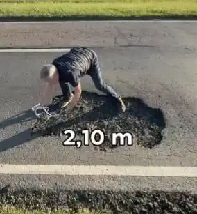 Emilio Monzó fue con un centímetro a la Ruta Nacional 3 en busca del bache más grande: Encontró uno de 5 metros