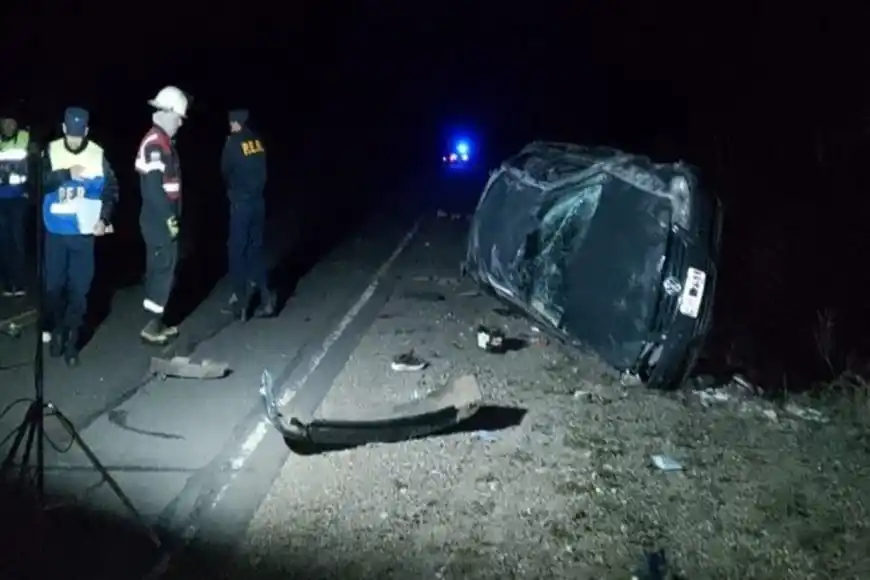 Volcó un auto en la Ruta 6: dos personas murieron y otra tiene heridas de gravedad