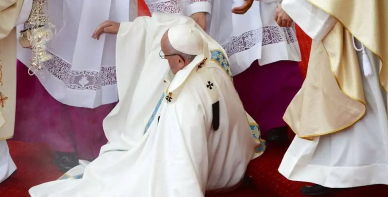 El Papa Francisco sufrió una caída