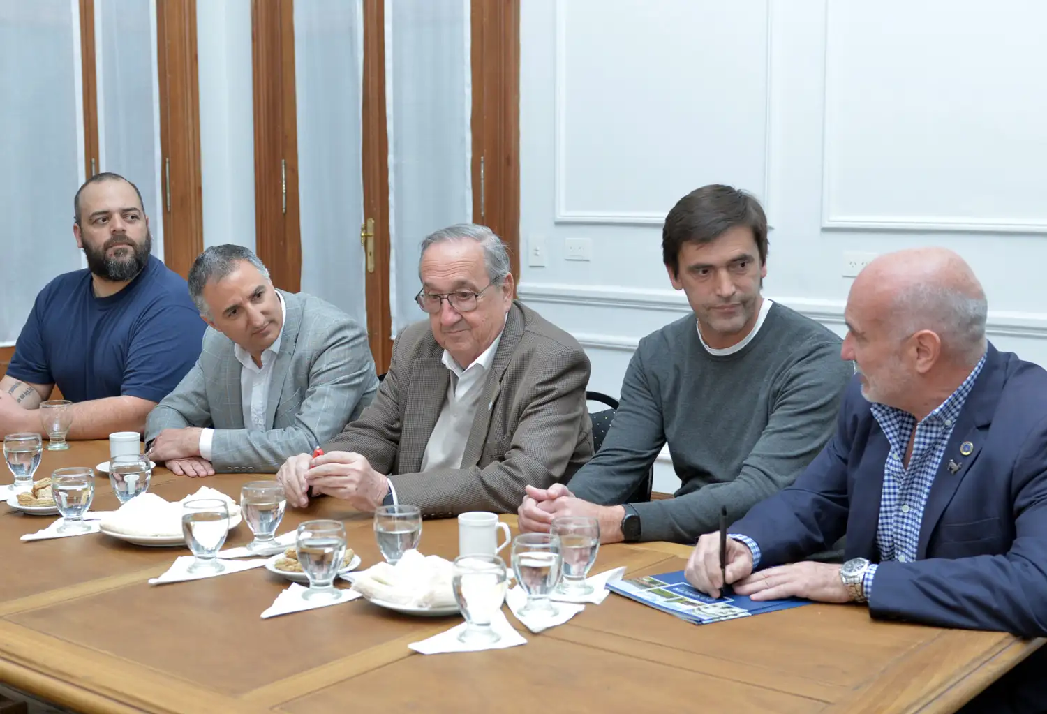 El jueves pasado los candidatos firmaron el acta acuerdo para el debate en la Unicen.