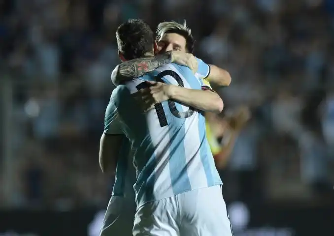 Con un Messi iluminado, Argentina se repuso y respira