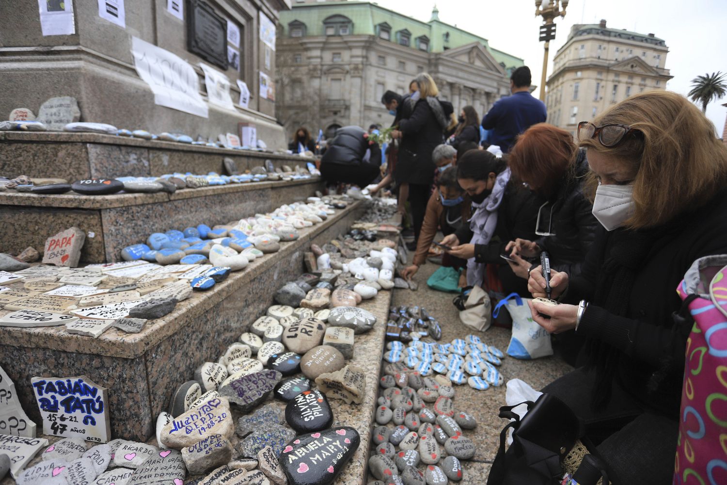 Familiares y amigos rindieron homenaje a los fallecidos y pidieron no retirar las rocas