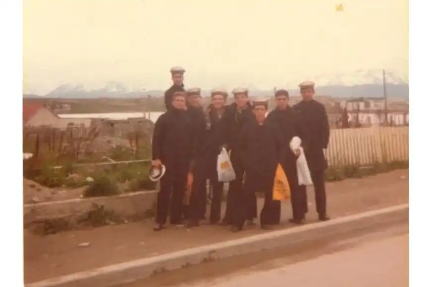 Julio César Lobos junto a sus compañeros de la Armada Argentina.