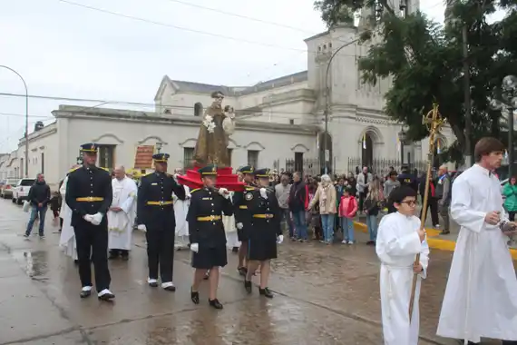 Monseñor Zordán presidió la fiesta patronal de San Antonio en Gualeguay
