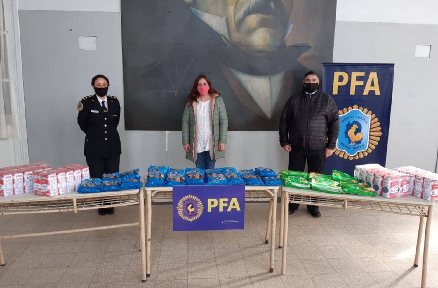 Azul: la Policía Federal donó alimentos a una escuela