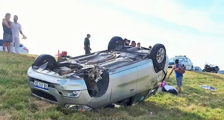 Un joven murió y una mujer fue hospitalizada a raíz de un vuelco en Ruta 14