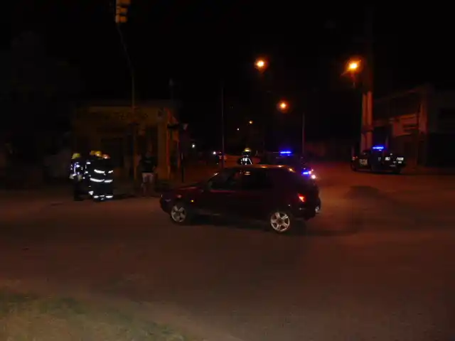 Fuerte choque entre auto y bici con un joven trasladado al Hospital 