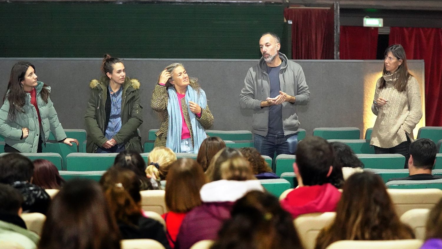 Presentación. El director Martín Turnes junto a integrantes de “Basta de fumigarnos”
