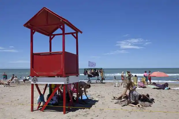 Protesta de guardavidas en Pinamar: Amenaza de paro en toda la Provincia