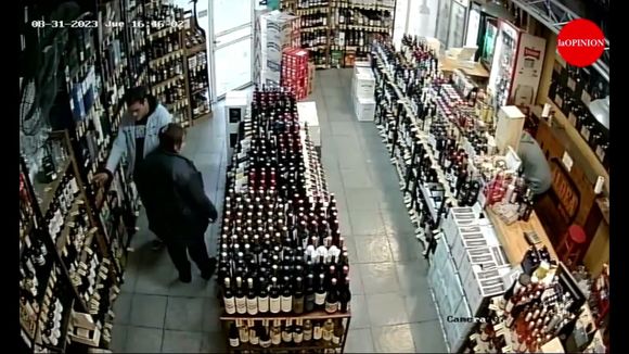 Robó una botella de whisky y quedó filmado