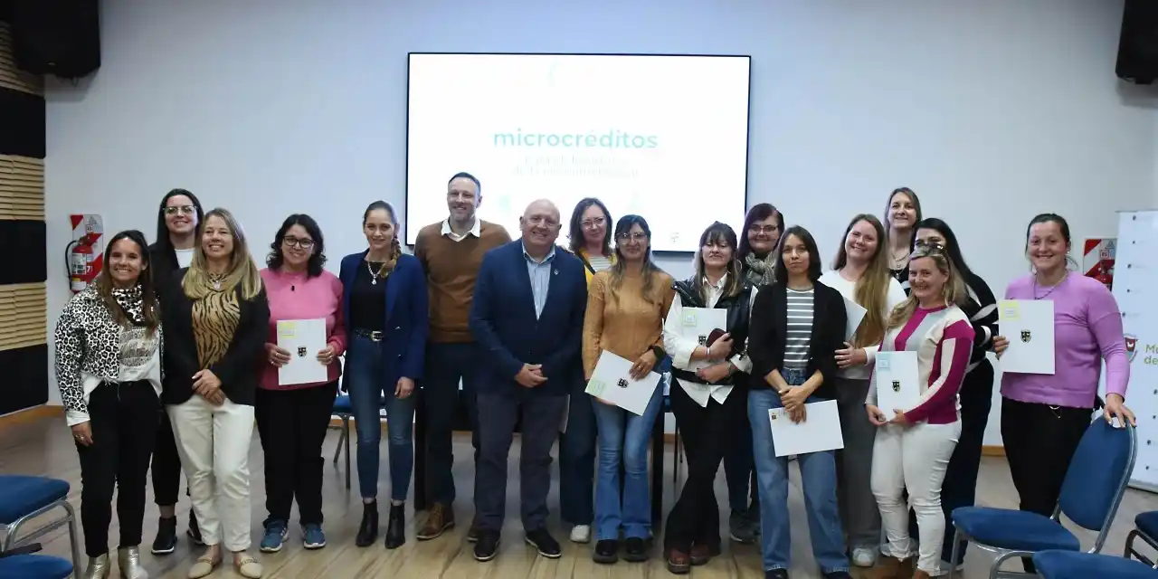 Once emprendedoras firmaron contratos de microcréditos en Crespo