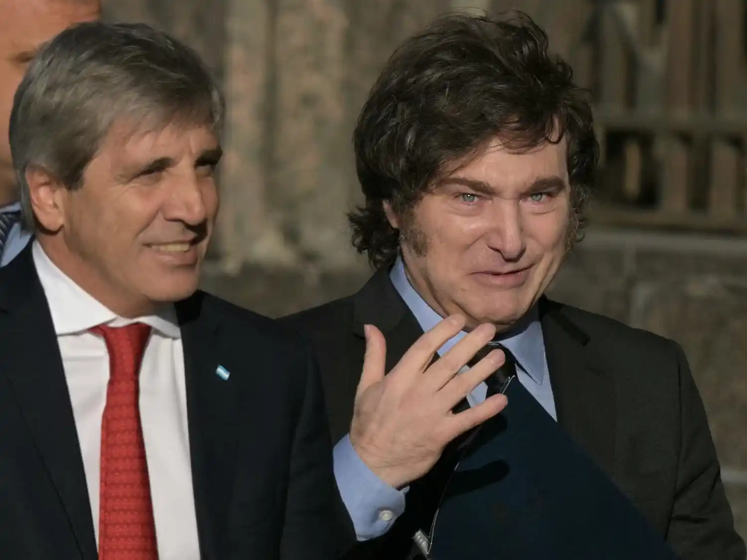 El ministro Luis Caputo junto al presidente Javier Milei.