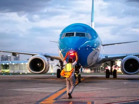 Aerolíneas Argentinas comenzó a darle servicios a otra compañía aérea