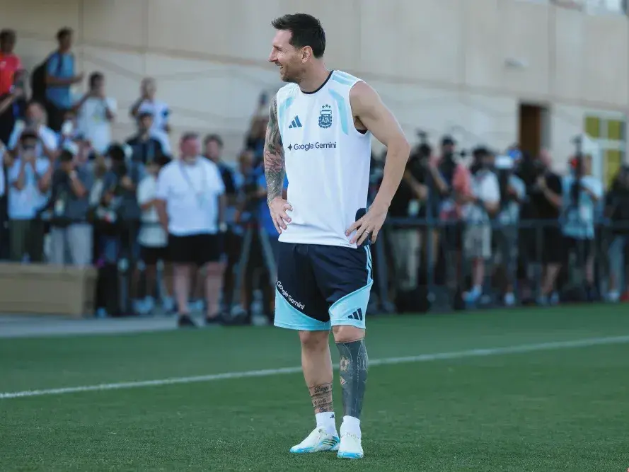 Messi sonriente en la práctica realizada el día de su cumpleaños 39. Foto:AFA