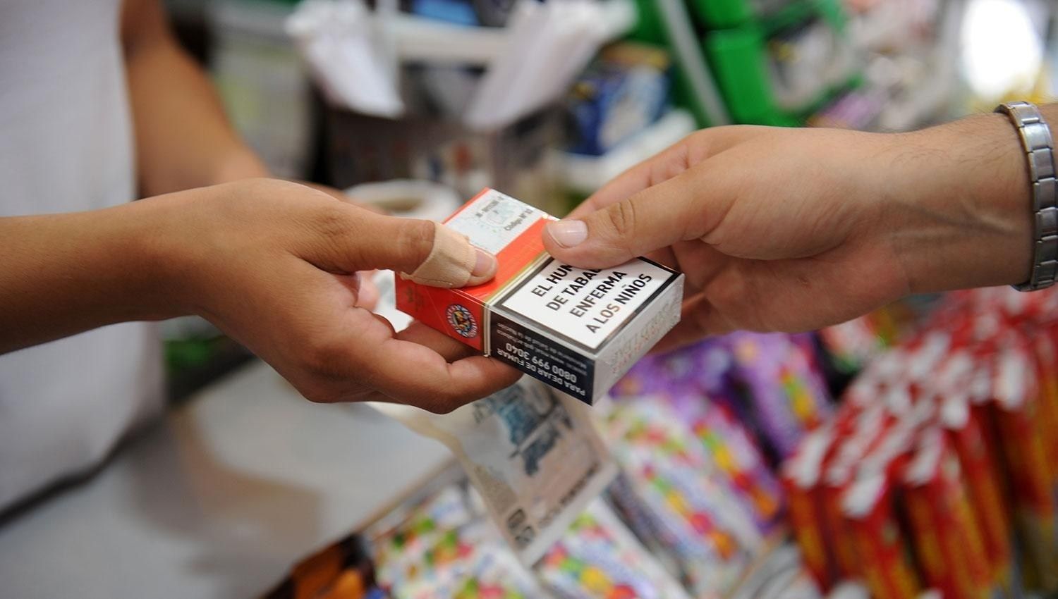 Desde el lunes vuelven a subir los cigarrillos en todo el país