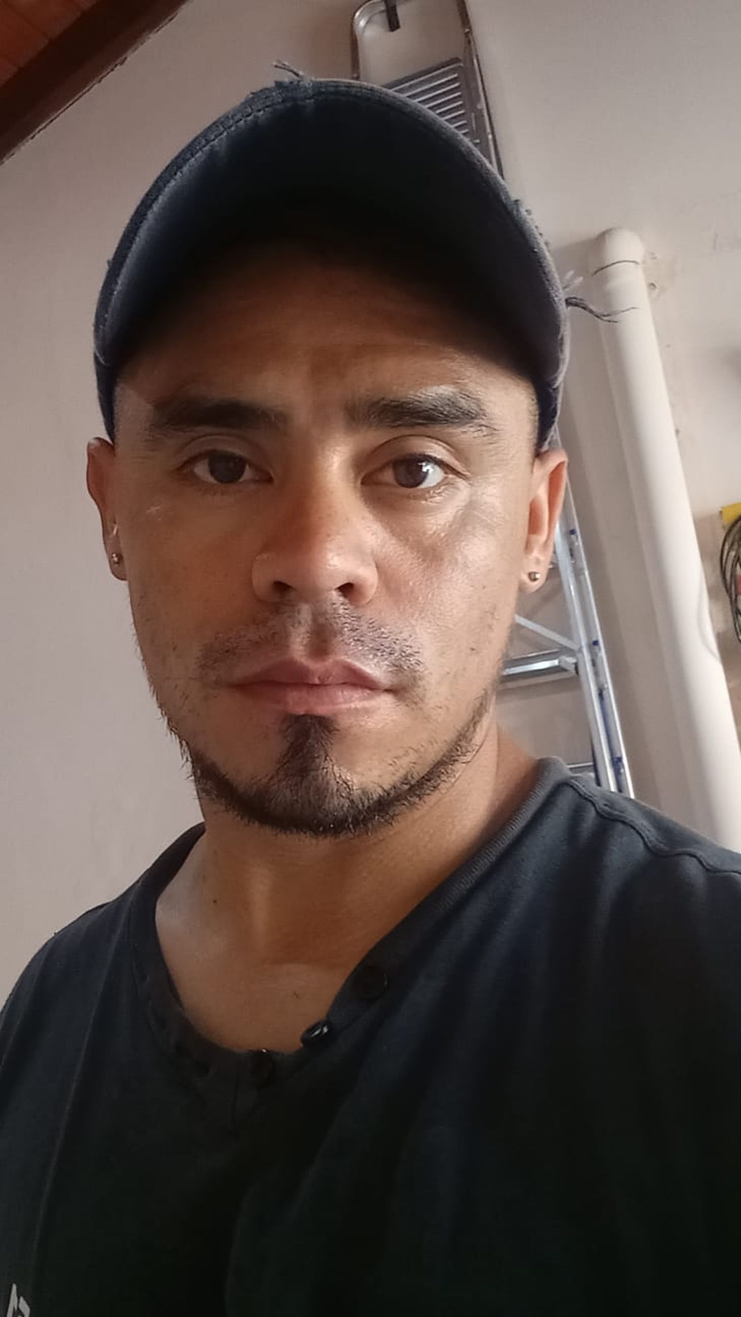 Una familia con un bebé necesita ayuda para encontrar un lugar dónde vivir