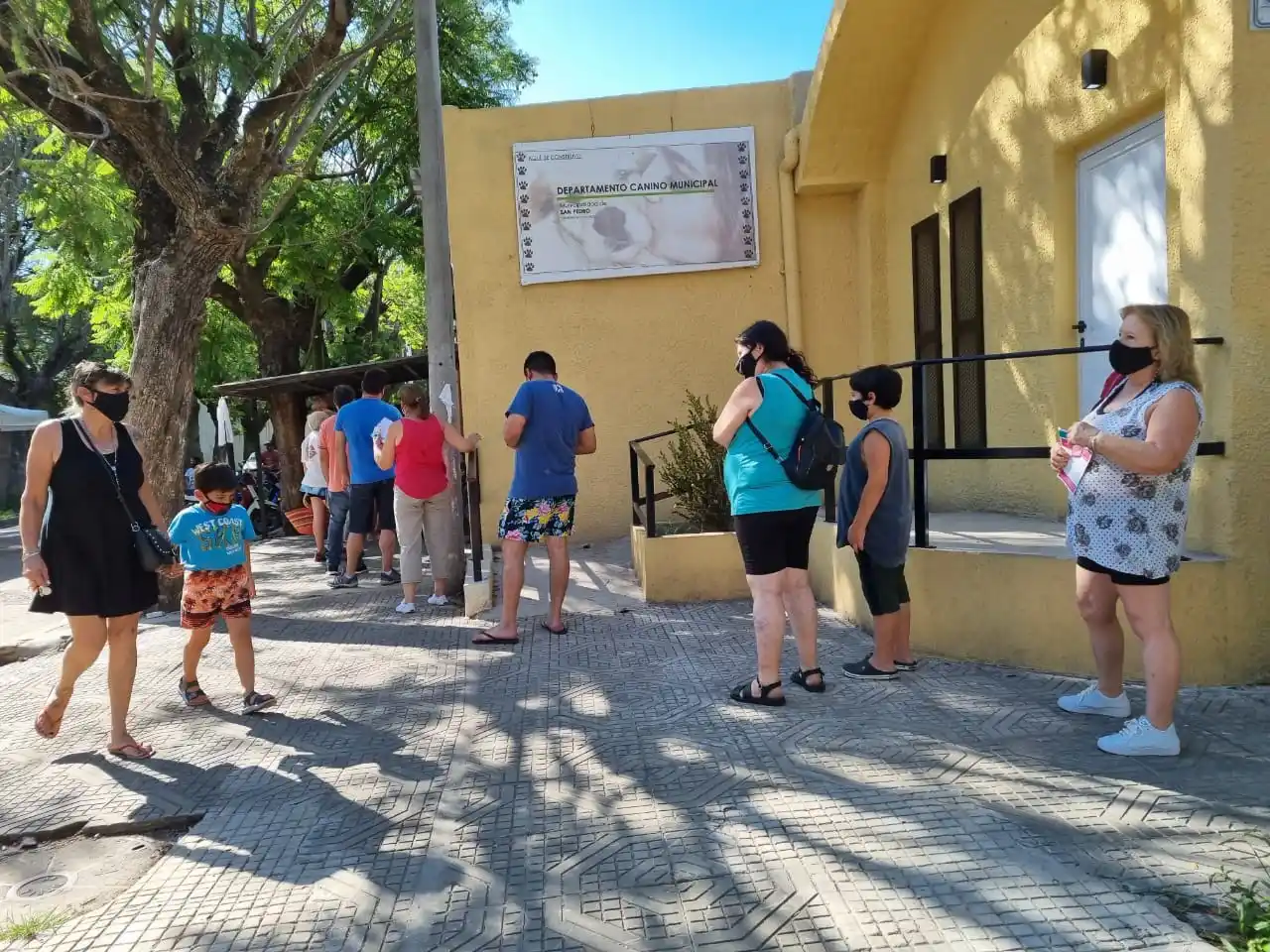 Con personal aislado y gran demanda de vacunas, desde el vacunatorio pidieron “paciencia”