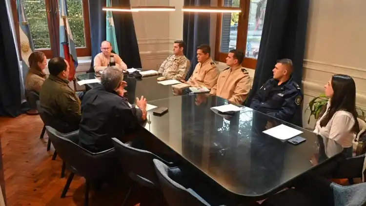 Defensa Civil y fuerzas de seguridad coordinan acciones ante posibles emergencias climáticas