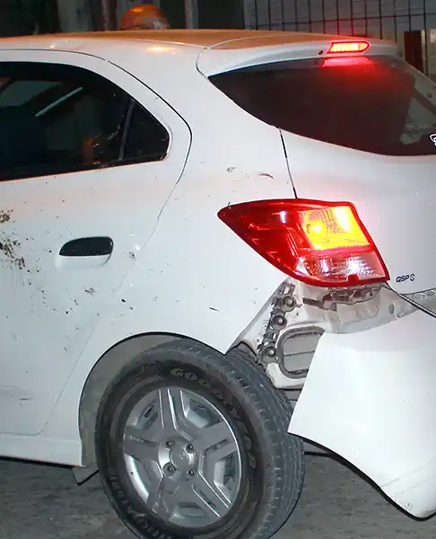 Una pareja resultó herida en una colisión entre moto y auto