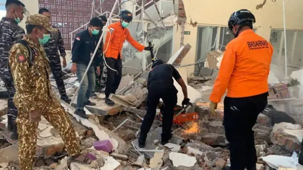 Brigadistas remueven escombros en Maumere y en las regencias más castigadas del archipiélago.
