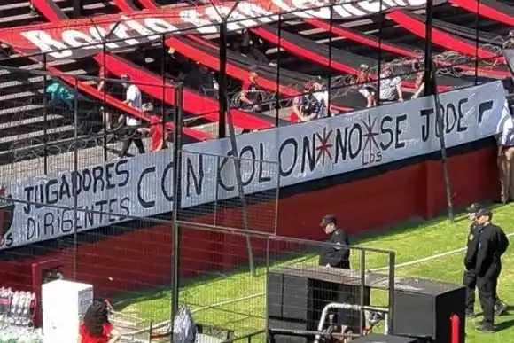 La barra de Colón y una bandera de "apriete" a jugadores y dirigentes antes del partido